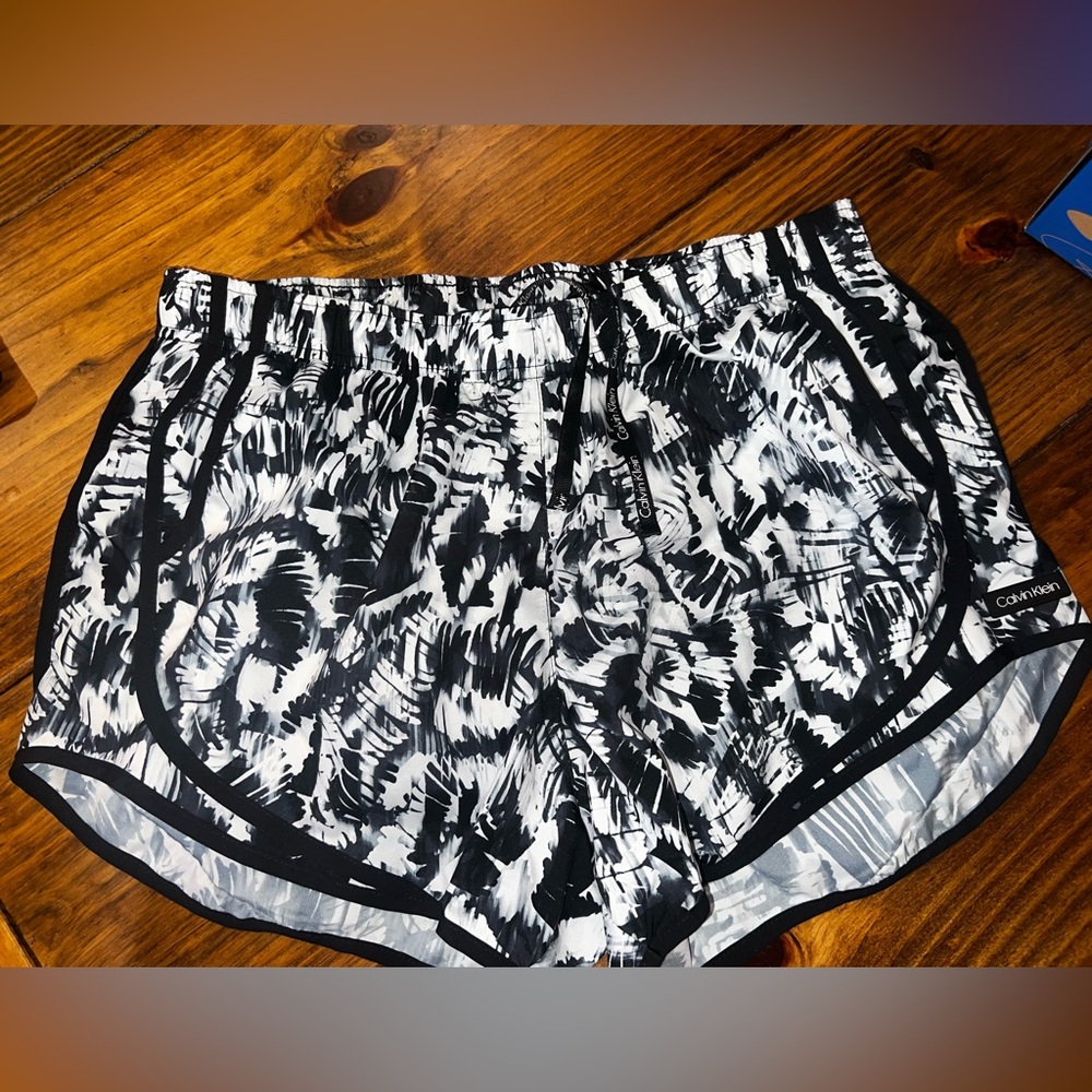 4 pair of women’s Calvin Klein workout shorts large